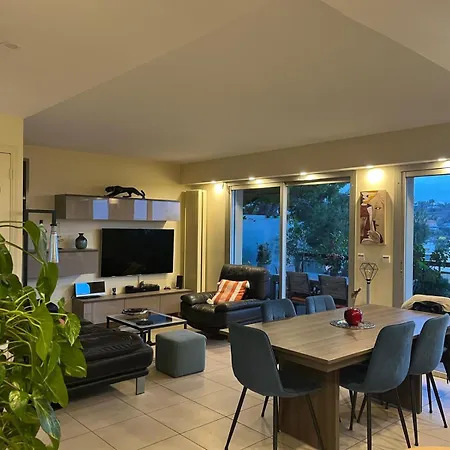Duplex Apartment, Sea View And Swimming Pool Apartman *
