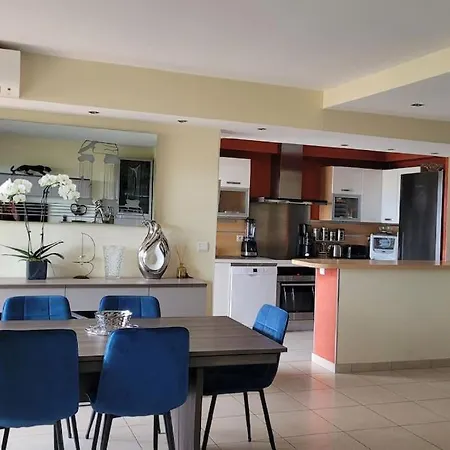 Duplex Apartment, Sea View And Swimming Pool Apartment *